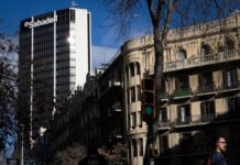 La Audiencia Nacional rechaza el intento de Foment de paralizar la opa del BBVA al Sabadell | Economía