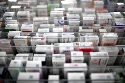 Envases de medicamentos en una farmacia de París.