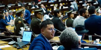 Dominique Serrano, el asambleísta más joven, se puso a dibujar en plena fiscalización a contratos de Progen | Política | Noticias