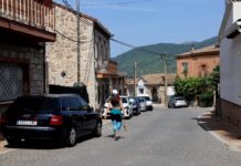 El pueblo de los 86 coches por vecino gracias a los impuestos bajos: “Aquí es un secreto a voces” | Economía