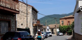 El pueblo de los 86 coches por vecino gracias a los impuestos bajos: “Aquí es un secreto a voces” | Economía
