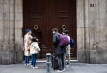 Vivienda acuerda con Airbnb la retirada de anuncios sin código y el envío mensual de datos desde agosto | Economía