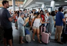 Fuertes retrasos en el reinicio de la circulación de trenes entre Madrid y Andalucía tras la retirada de dos unidades varadas | Economía