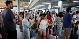 Fuertes retrasos en el reinicio de la circulación de trenes entre Madrid y Andalucía tras la retirada de dos unidades varadas | Economía