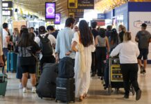 Aena subirá un 6,5% las tarifas aéreas en 2026 tras una década de contención por ley | Economía