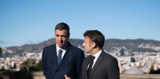 La prima de riesgo se reduce a niveles de 2010 pese a la tormenta política y financiera | Economía