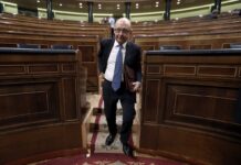 Hacienda cesa a dos cargos imputados en el ‘caso Montoro’ | Economía