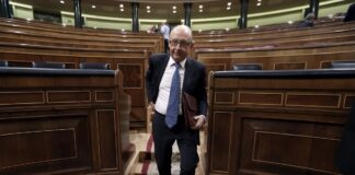 Hacienda cesa a dos cargos imputados en el ‘caso Montoro’ | Economía
