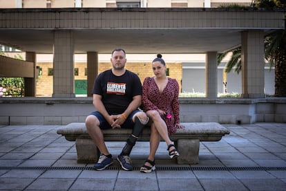 Héctor González y Rosa Blanca, dos de los integrantes de 'Las Seis de la Zuiza´, el pasado miércoles 9 de julio, en Gijón, un día antes de entrar en prisión.
