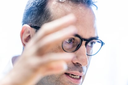 El ministro de Economía en la sede del ministerio, en Madrid.