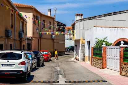 Una persona pasea por una calle de Almaraz.