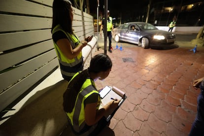 Agentes de transporte del Consell y policía local de Sant Antoni de Portmany en un control para encontrar taxis pirata una zona de ocio del pueblo.
