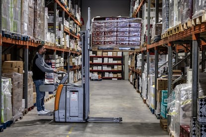 Un trabajador traslada cajas de vino con una carretilla elevadora en el almacén de la distribuidora mayorista de alcohol Dicomsa SA en Cervelló, España, el martes 15 de abril de 2025.
