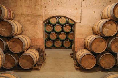 Barricas de roble que almacenan vino en las bodegas de Marqués de Riscal, en la Rioja alavesa.