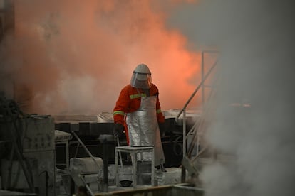 Un trabajador en la fundición de cobre de la empresa china Zijin Mining Group en Bor, Serbia, el 7 de abril de 2025.