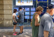 La firma de hipotecas se dispara a máximos de 14 años por la crisis de la vivienda y la bajada del euríbor | Economía