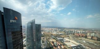 KPMG y PWC retiraron sus auditorías de la aseguradora alemana en quiebra que tiene en vilo a 40.000 personas en España | Empresas