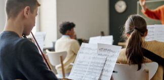 Cultura ampliará los usos del bono joven de 400 euros: de clases de música a material artístico | Economía