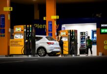 ¿Cuánto se ahorra en la gasolinera más barata? Casi 1.000 euros al año en Murcia y apenas 24 en Melilla | Economía