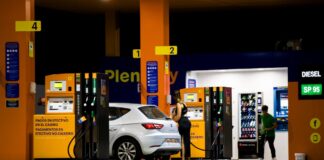 ¿Cuánto se ahorra en la gasolinera más barata? Casi 1.000 euros al año en Murcia y apenas 24 en Melilla | Economía