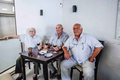 Tres vecinos de Almaraz, jubilados, extrabajadores de la central nuclear.