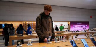 Apple tira del iPhone: 3.000 millones vendidos desde 2007 y 200.000 millones de ingresos anuales | Economía
