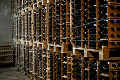 Reposo prolongado del vino en contacto con sus levaduras naturales, proceso clave en la elaboración de espumosos.