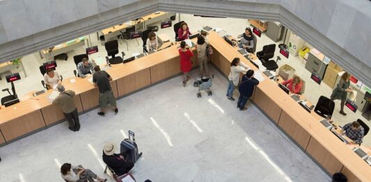 El Gobierno aprueba la resolución que oficializa las 35 horas para los 250.000 trabajadores de la Administración General del Estado | Economía