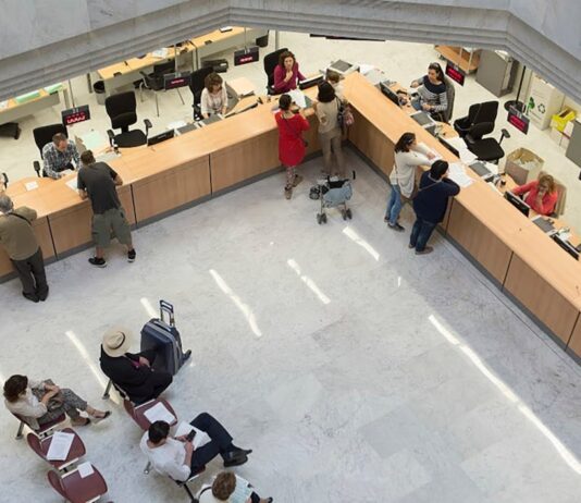 El Gobierno aprueba la resolución que oficializa las 35 horas para los 250.000 trabajadores de la Administración General del Estado | Economía