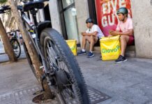 CC OO denuncia a Glovo ante la Audiencia Nacional por ejecutar un “ERE encubierto” | Economía