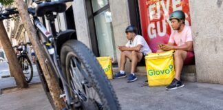 La Seguridad Social reclama a Glovo 450 millones por cuotas y multas a su modelo de repartidores autónomos | Economía