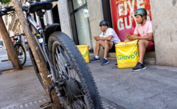 CC OO denuncia a Glovo ante la Audiencia Nacional por ejecutar un “ERE encubierto” | Economía