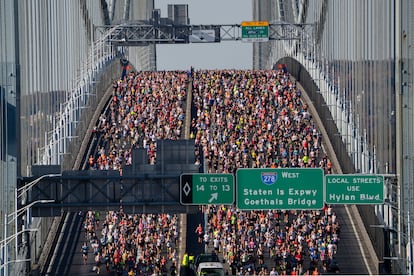 Miles de corredores cruzan el puente Verrazano-Narrows en Nueva York durante la maratón de 2024.