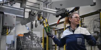 General Motors, Stellantis o Apple: los aranceles golpean a las grandes empresas y la factura llega ya a los 10.000 millones | Economía