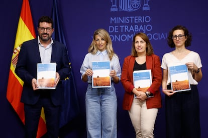 La vicepresidenta segunda y ministra de Trabajo, Yolanda Díaz (2i), durante la presentación de la campaña de actuaciones de la Inspección de Trabajo frente a las altas temperaturas.