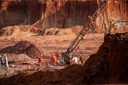 Trabajadores chinos y congoleños en una mina de cobalto y cobre cerca de Kisanfu, Congo, el 27 de abril de 2021.