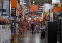 Los gigantes del retail en EE UU suben precios y buscan nuevos países de importación por los aranceles | Economía