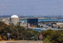 Almaraz, el pueblo que vive de la energía nuclear: “Aquí no vas a encontrar a nadie que quiera el cierre de la planta” | Economía