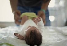 La ampliación del permiso por nacimiento genera un aluvión de consultas y reclamaciones en los despachos | Economía