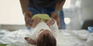 La ampliación del permiso por nacimiento genera un aluvión de consultas y reclamaciones en los despachos | Economía