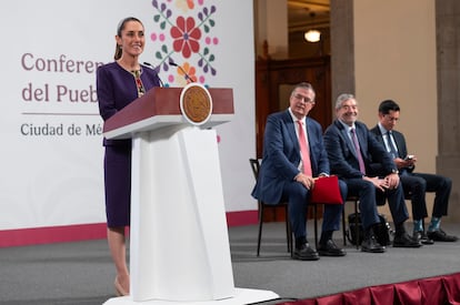 Claudia Sheinbaum en Palacio Nacional, este jueves. Al fondo: Marcelo Ebrard, srio. de Economía; Ramón de la Fuente, srio. de Relaciones Exteriores y Roberto Velasco, jefe de la unidad para América del Norte.