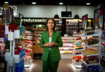 De las cintas de El Fary al café de Starbucks: Repsol renovará las tiendas de 1.200 gasolineras | Empresas