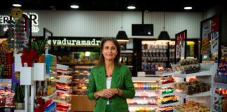 De las cintas de El Fary al café de Starbucks: Repsol renovará las tiendas de 1.200 gasolineras | Empresas