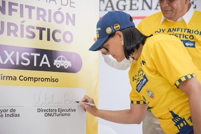 Natalia Bayona, directora ejecutiva de ONU Turismo, durante un acto con la asociación de taxistas de Cartagena de Indias (Colombia), que se formaron en atención al turista por medio de una herramienta de IA en WhatsApp.