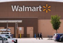 Walmart presenta unos beneficios por debajo de lo previsto y avisa sobre los aranceles: “Nuestros costes suben cada semana” | Economía