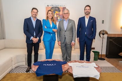 De izquierda a derecha, Julio Pérez, consejero delegado de la nueva' joint venture' creada entre Hyata y Piñero; Encarna Piñero, consejera delegada del grupo Piñero; Mark Hoplamazian, consejero delegado de Hyatt, y Javier Águila, presidente de Hyatt para Europa, Oriente Medio y África y de la colección All Inclusive, en una imagen de noviembre de 2024
