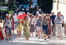 El turismo bate otro récord de empleo y apunta al verano con más ocupados de su historia | Economía