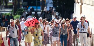 El turismo bate otro récord de empleo y apunta al verano con más ocupados de su historia | Economía