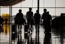 Los aeropuertos españoles recibieron a 63,7 millones de pasajeros internacionales hasta julio, un 6% más que en 2024 | Economía