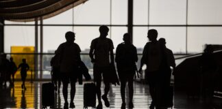 Los aeropuertos españoles recibieron a 63,7 millones de pasajeros internacionales hasta julio, un 6% más que en 2024 | Economía